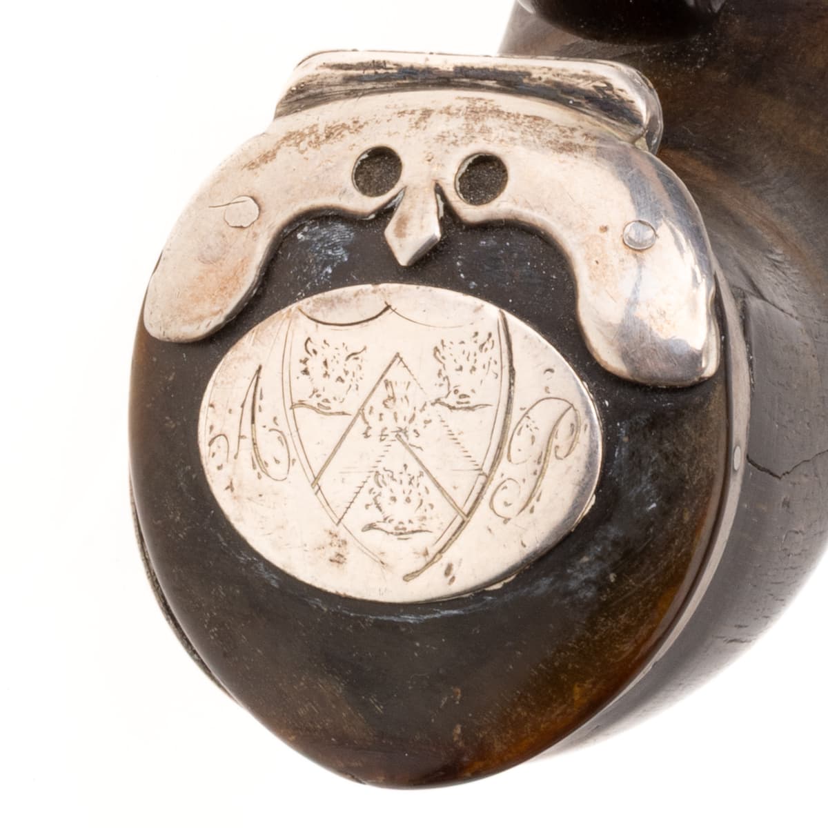 Close-up of silver-mounted lid on Scottish ram’s horn snuff mull engraved with chevron and bulls’ heads crest, initials A.P., circa 1800.
